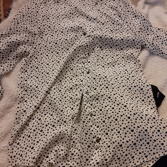 White blouse with black hearts. - Picture 2 of 7